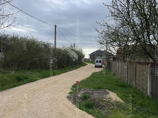 Eladó telek Kistokaj 2030 nm