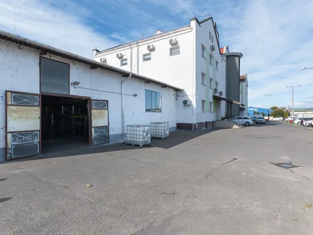 Kiadó kereskedelmi és ipari ingatlan Miskolc, Zsolcai kapu 180 nm