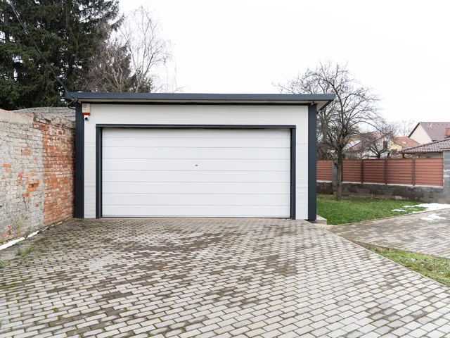 Kiadó garázs Miskolc, Belváros, Bocskai István 36 nm