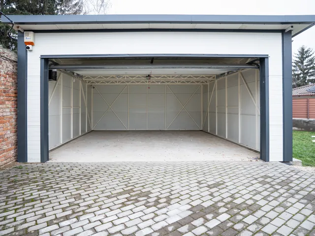 Kiadó garázs Miskolc, Belváros, Bocskai István 36 nm