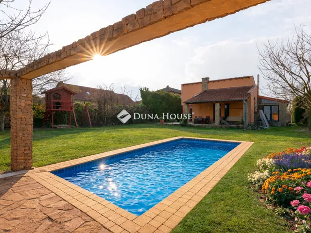 Eladó ház Csomád 285 nm