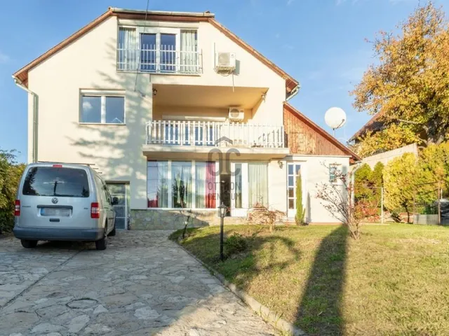 Eladó ház Üröm 181 nm