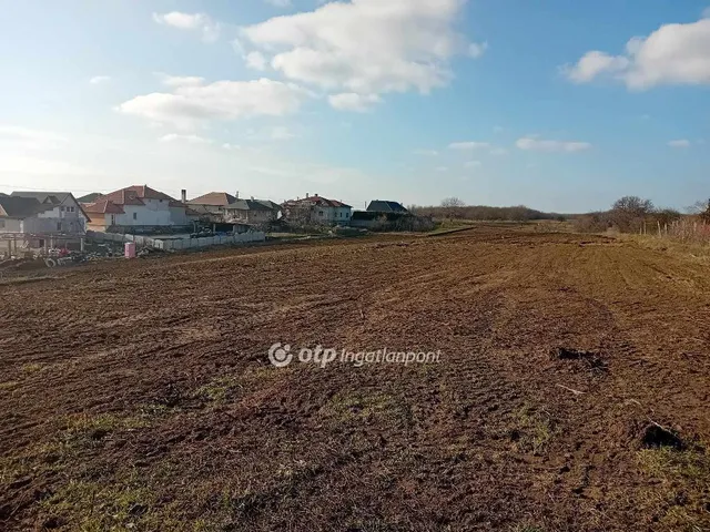 Eladó telek Dány 852 nm