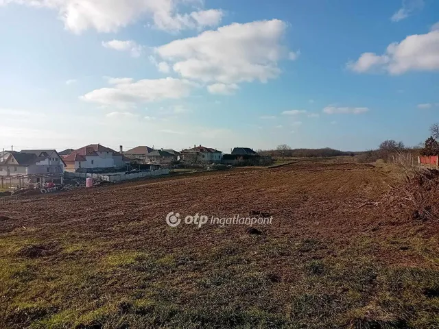 Eladó telek Dány 870 nm