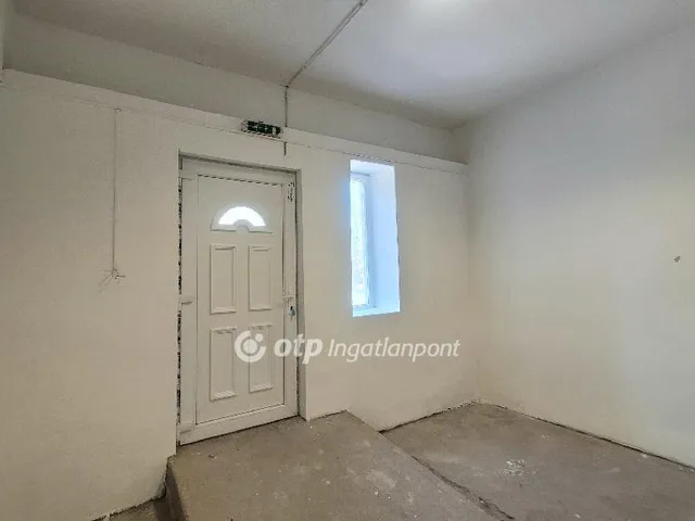 Eladó kereskedelmi és ipari ingatlan Jászberény 220 nm