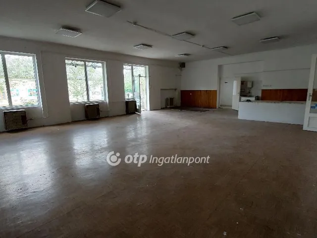 Eladó kereskedelmi és ipari ingatlan Kisújszállás 159 nm