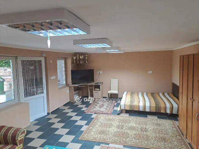 Eladó kereskedelmi és ipari ingatlan Kisújszállás 68 nm