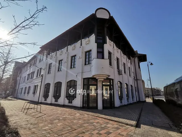 Eladó kereskedelmi és ipari ingatlan Békéscsaba 1345 nm