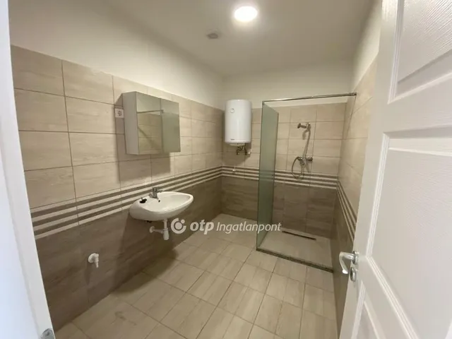 Eladó kereskedelmi és ipari ingatlan Cegléd 56 nm