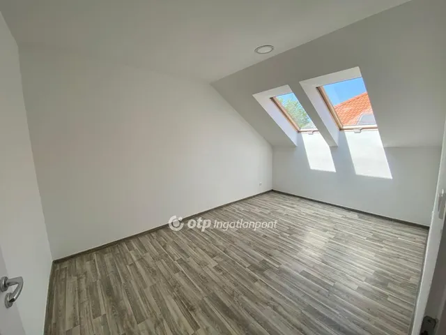 Eladó kereskedelmi és ipari ingatlan Cegléd 56 nm