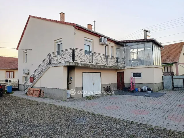 Eladó ház Jászfényszaru 220 nm