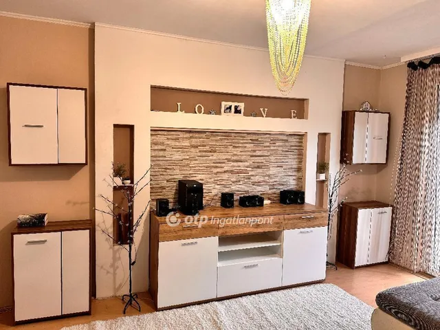 Eladó lakás Szolnok, Széchenyi-lakótelep 54 nm