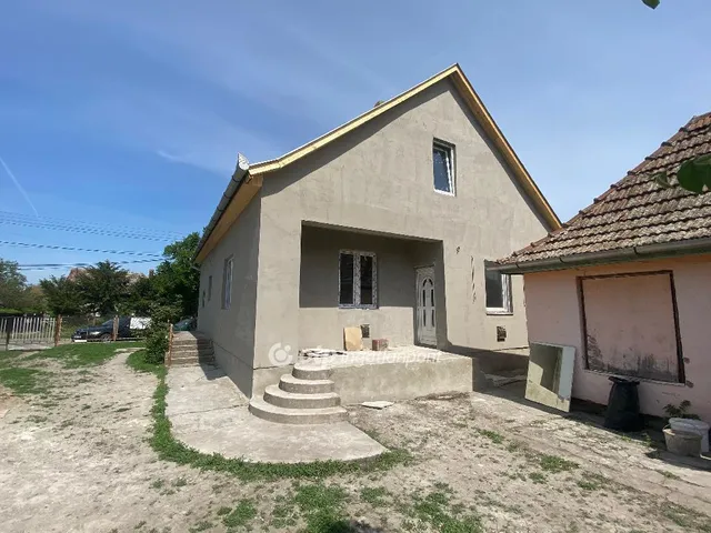 Eladó ház Újszász 107 nm