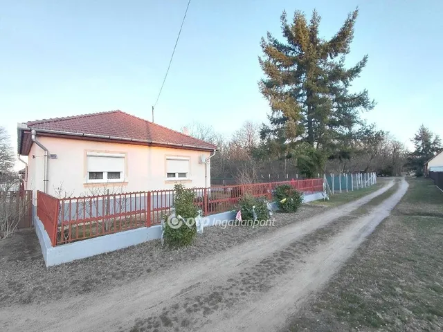 Eladó nyaraló Jászberény 71 nm