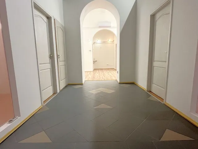 Eladó kereskedelmi és ipari ingatlan Debrecen, Belváros, Arany János utca  75 nm