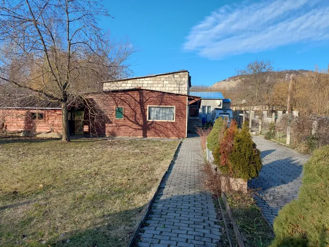 Eladó kereskedelmi és ipari ingatlan Kesztölc 96 nm