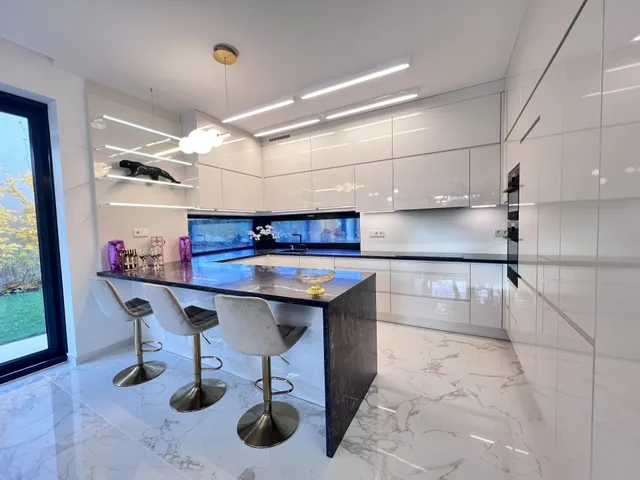 Kiadó lakás Budapest III. kerület, Királyok útja 300 nm