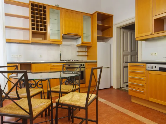 Kiadó lakás Budapest VII. kerület, István utca 140 nm