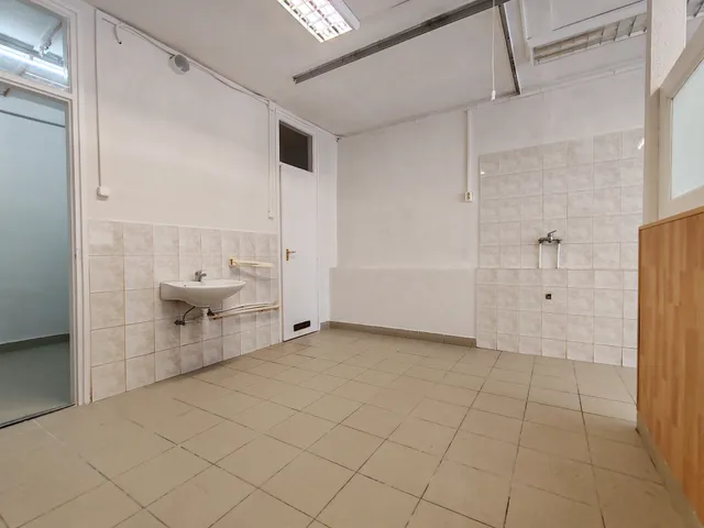 Eladó kereskedelmi és ipari ingatlan Szolnok, Belváros 42 nm