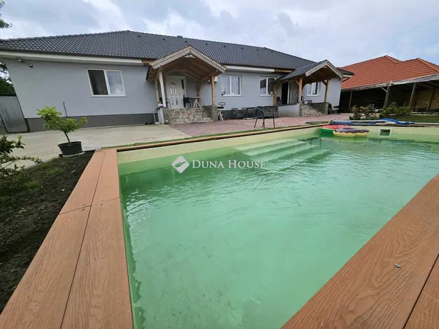 Eladó ház Szada, Vasút köz 220 nm