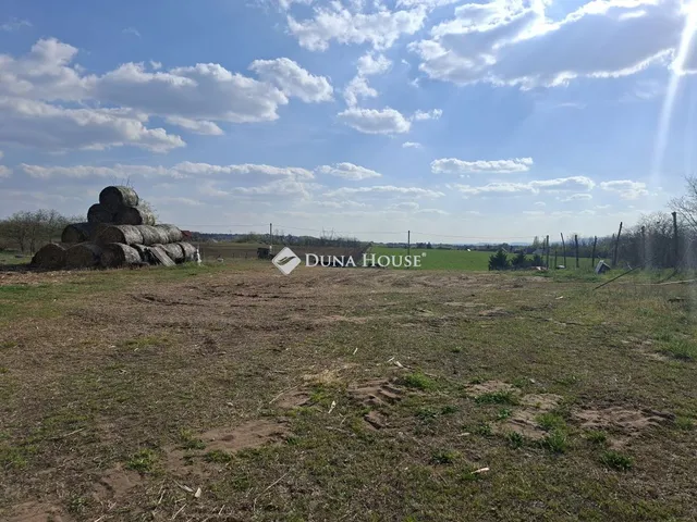 Eladó mezőgazdasági ingatlan Fót 520 nm