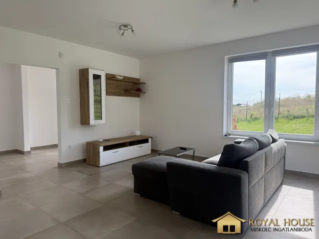 Kiadó ház Mályi, Pipacs utca 190 nm