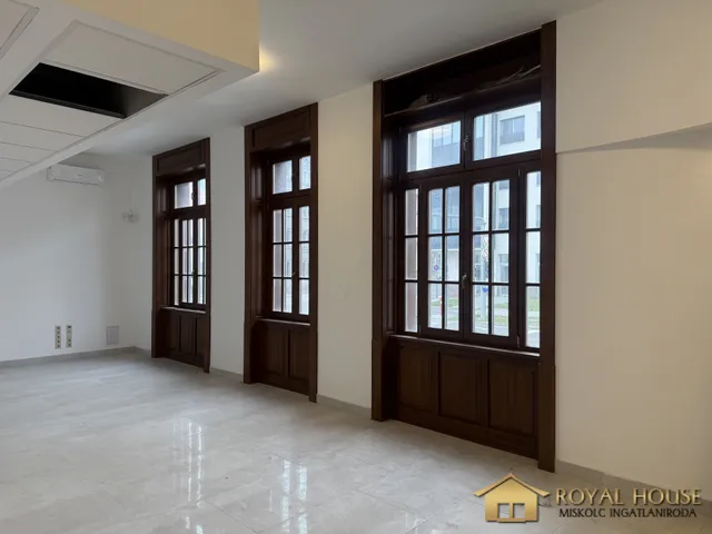 Kiadó kereskedelmi és ipari ingatlan Miskolc, Belváros, Hunyadi János utca 130 nm