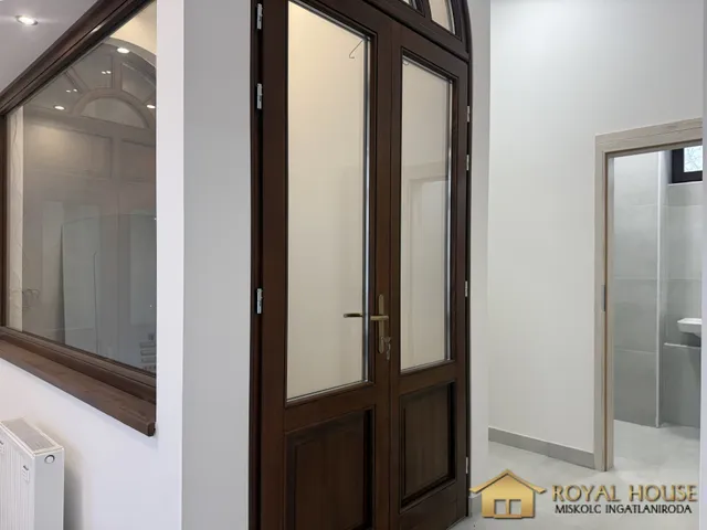 Kiadó kereskedelmi és ipari ingatlan Miskolc, Belváros, Hunyadi János utca 130 nm