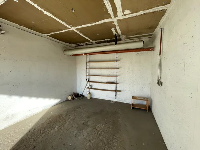 Kiadó garázs Miskolc, Avas, Felsőruzsin körút 18 nm