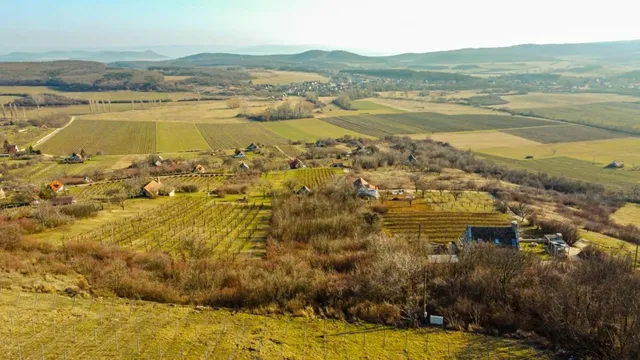 Eladó telek Pécsely 3530 nm