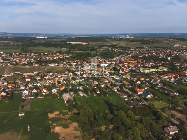 Eladó kereskedelmi és ipari ingatlan Öskü 300 nm