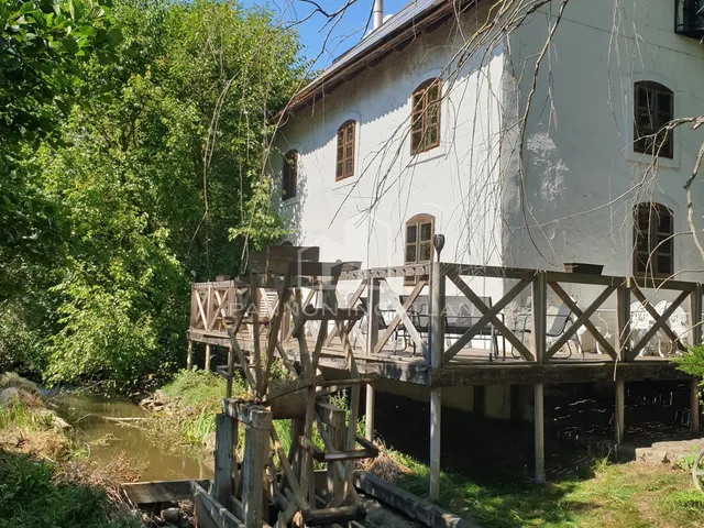 Eladó kereskedelmi és ipari ingatlan Lesencetomaj 690 nm