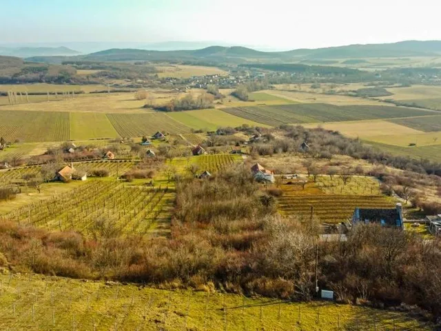 Eladó telek Pécsely 3530 nm