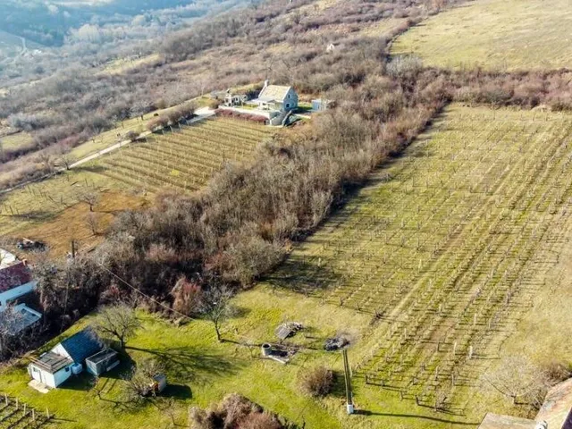 Eladó telek Pécsely 3530 nm
