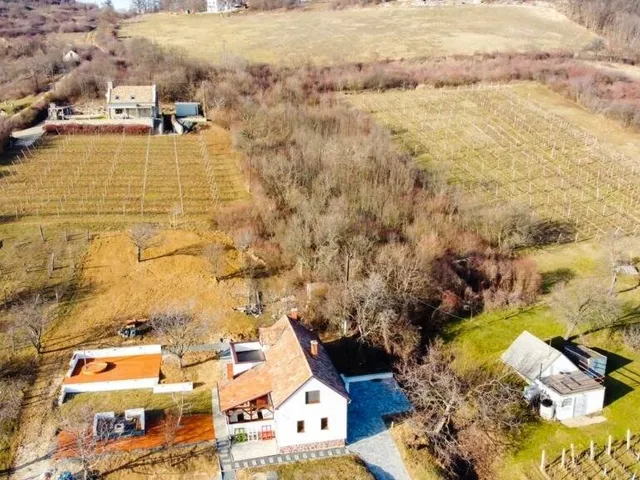 Eladó telek Pécsely 3530 nm