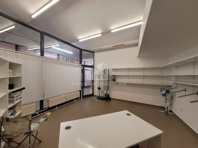 Kiadó kereskedelmi és ipari ingatlan Veszprém 25 nm