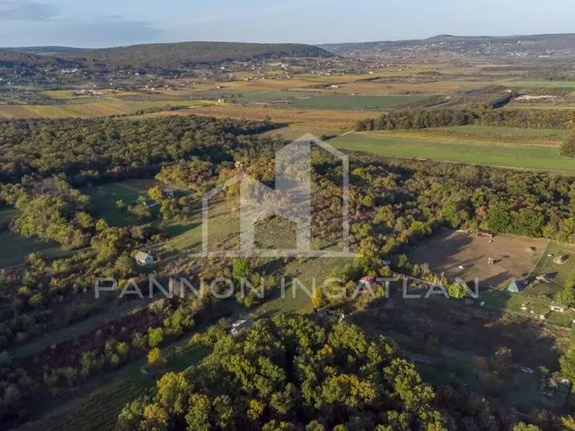 Eladó telek Zánka 2030 nm