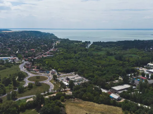 Eladó kereskedelmi és ipari ingatlan Balatonfűzfő 1027 nm