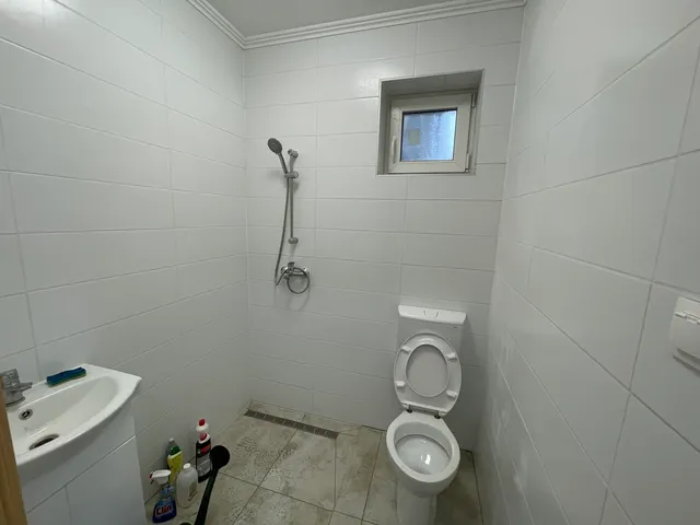 Kiadó kereskedelmi és ipari ingatlan Nyíregyháza 140 nm