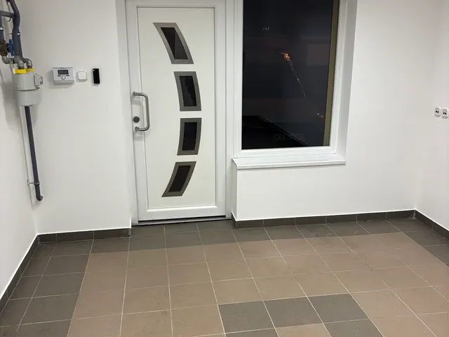 Kiadó kereskedelmi és ipari ingatlan Nyíregyháza 30 nm