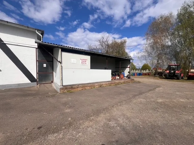 Eladó kereskedelmi és ipari ingatlan Napkor 245 nm