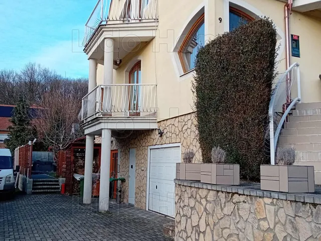 Eladó ház Eplény 300 nm