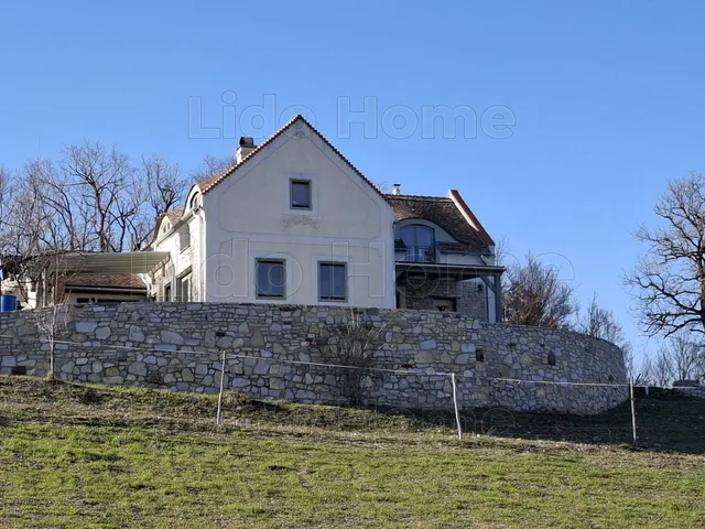 Eladó ház Pécsely 183 nm