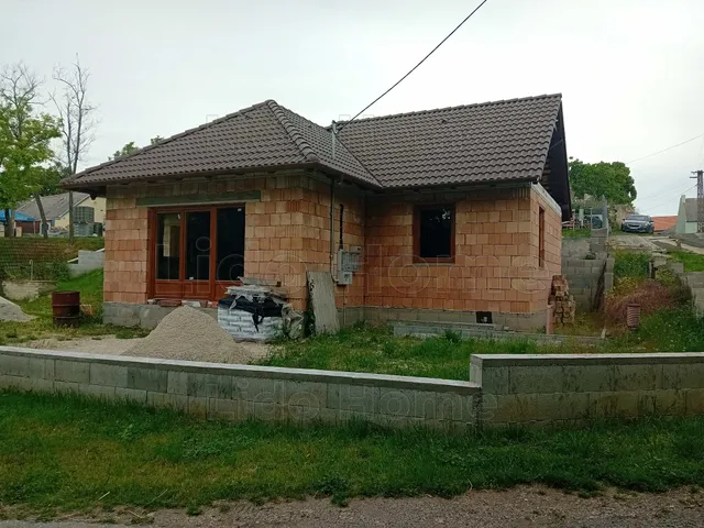 Eladó ház Öskü 80 nm