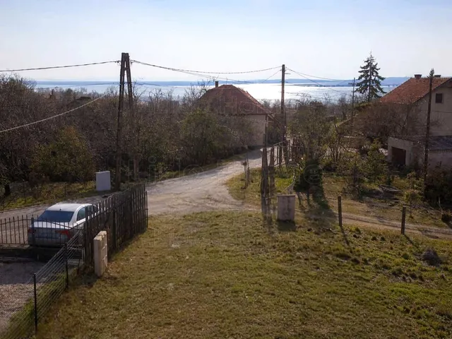 Eladó telek Csopak 800 nm