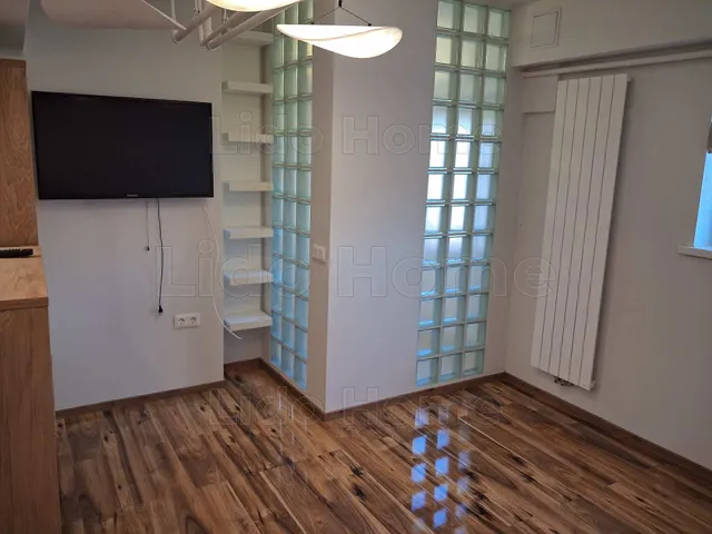 Eladó kereskedelmi és ipari ingatlan Veszprém, Cholnokyváros 27 nm