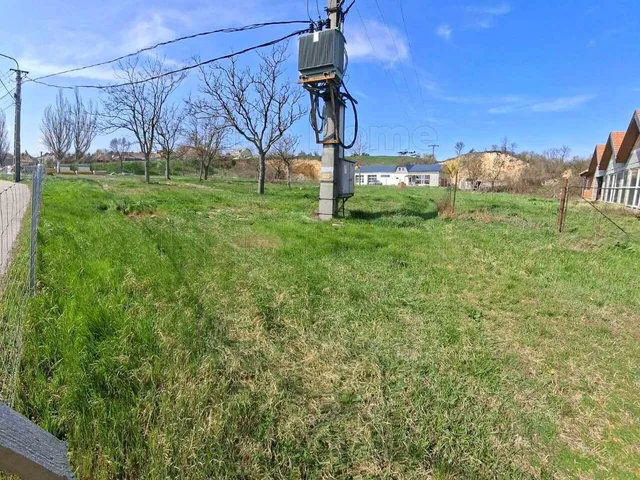 Eladó telek Pétfürdő 800 nm