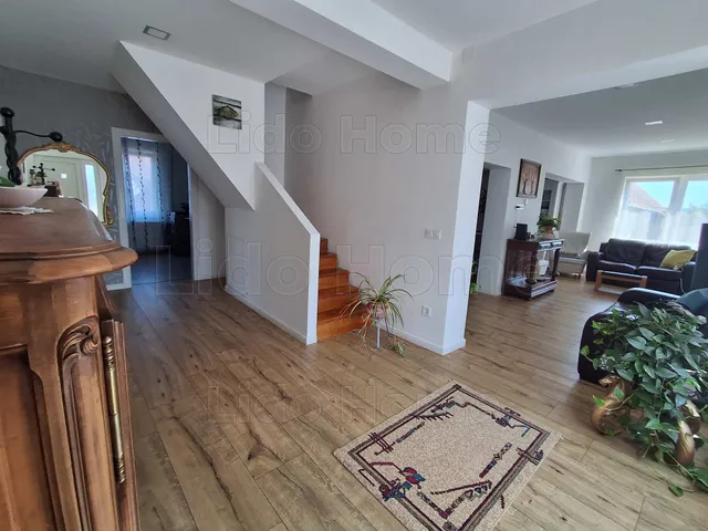 Eladó ház Magyarszentmiklós 233 nm