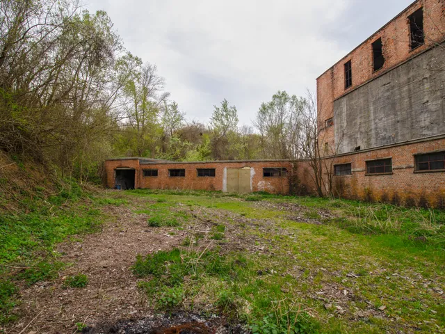 Eladó kereskedelmi és ipari ingatlan Ajka 65 nm