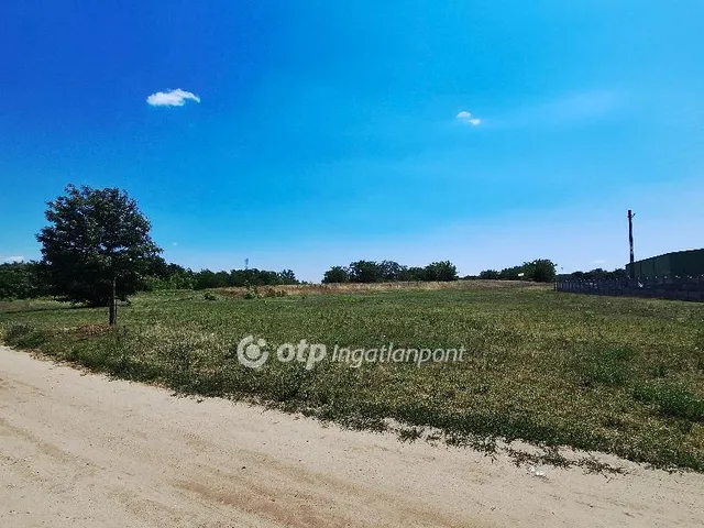 Eladó telek Fót 7881 nm